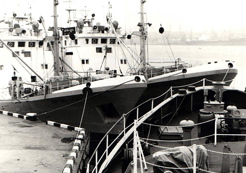 File:keskmine kalapüügilaev_SRTM-K tüüpi ookeani külmutustraalerid Odessa sadamas [Eesti Meremuuseum_3063].jpg